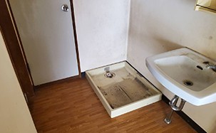 洗濯機や家具が残った洗面所を即日で片付けた事例（作業後）